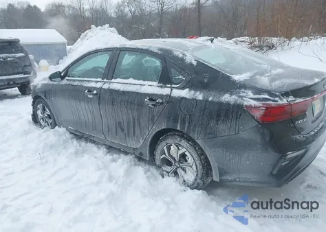 2021 Kia Forte Lxs z USA, uszkodzony, nr VIN 3KPF24AD9ME357431